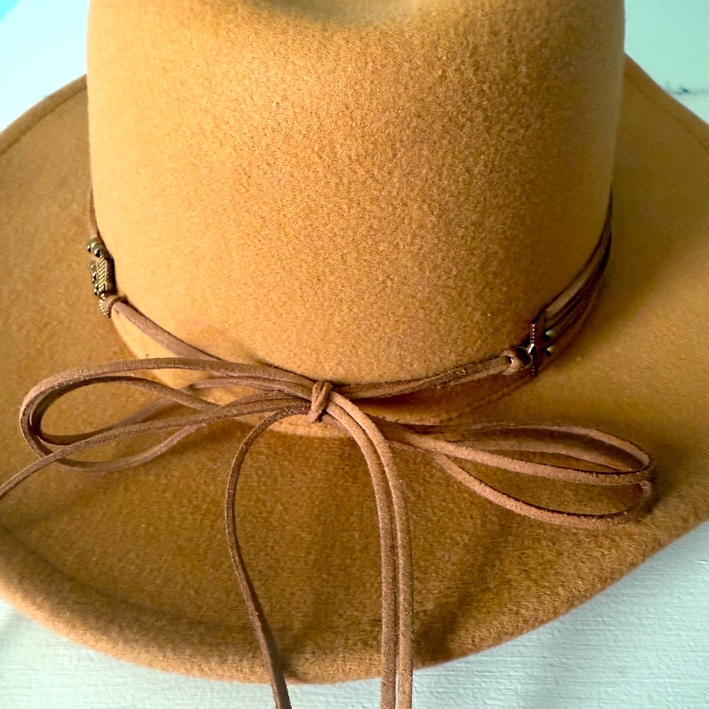 NWOT Camel Colored Fedora With Leather Band And Gold Toned Beads - Picture 6 of 7